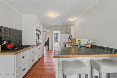 Welcome to this spacious and well-maintained home offering - photo 16