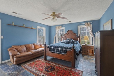 Welcome to this spacious and well-maintained home offering - photo 20