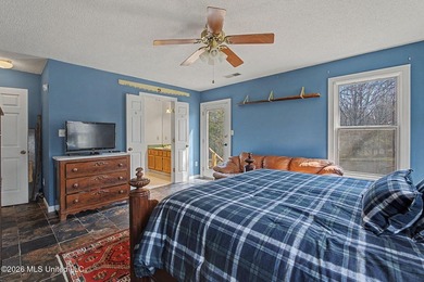 Welcome to this spacious and well-maintained home offering - photo 21