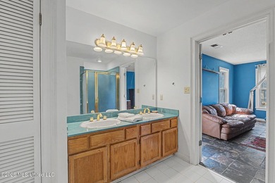 Welcome to this spacious and well-maintained home offering - photo 24