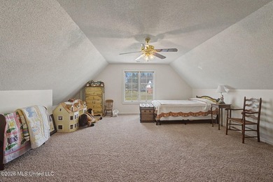 Welcome to this spacious and well-maintained home offering - photo 32