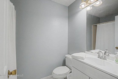 Welcome to this spacious and well-maintained home offering - photo 34