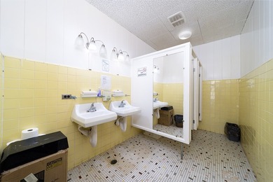 Two separate commercial buildings with high visibility and - photo 8