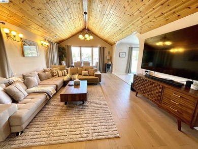 This cozy 3 bedroom, 2 bath, 1871 sqft single family home is - photo 3