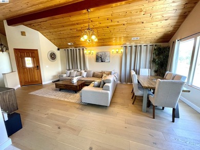 This cozy 3 bedroom, 2 bath, 1871 sqft single family home is - photo 4