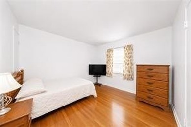 Welcome to 176 Tysens Lane, a beautifully maintained corner - photo 11