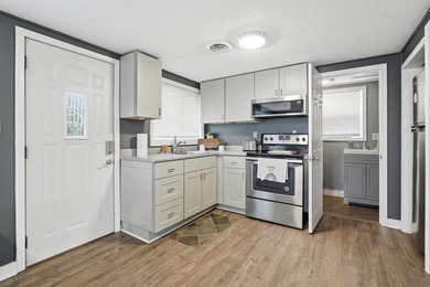 Welcome to this adorable Lakefront Bungalow, perfectly - photo 11
