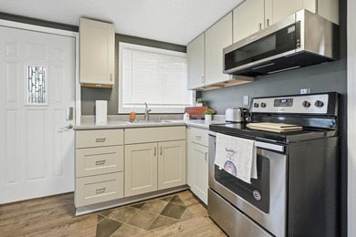 Welcome to this adorable Lakefront Bungalow, perfectly - photo 12