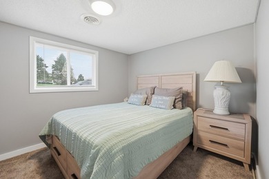 Welcome to this adorable Lakefront Bungalow, perfectly - photo 13