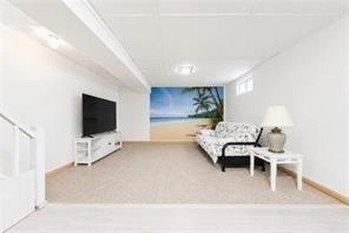 Welcome to 176 Tysens Lane, a beautifully maintained corner - photo 15