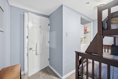 Welcome to this adorable Lakefront Bungalow, perfectly - photo 17