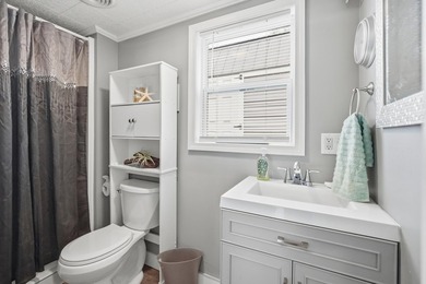 Welcome to this adorable Lakefront Bungalow, perfectly - photo 19