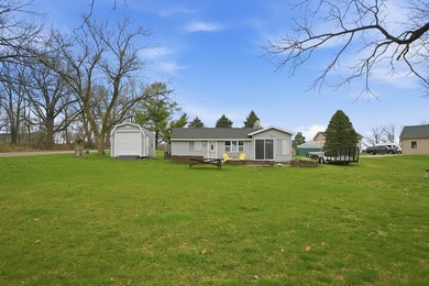Welcome to this adorable Lakefront Bungalow, perfectly - photo 27