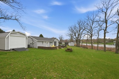 Welcome to this adorable Lakefront Bungalow, perfectly - photo 30