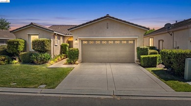 Welcome to easy, resort-style living in this beautifully - photo 1