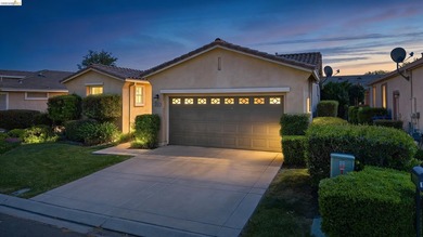 Welcome to easy, resort-style living in this beautifully - photo 3