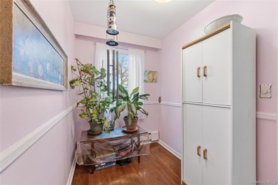 Charming 2 Bedrooms, 1 Full Bath Upper Unit in Bell Park Manor - photo 4