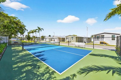 This 2013 Champion manufactured home in Orangebrook Harbor - photo 13