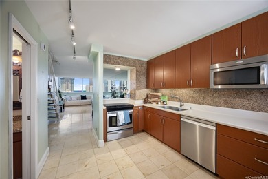 Rarely available high-floor split-level townhouse style living - photo 12