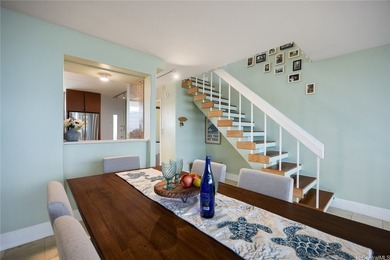 Rarely available high-floor split-level townhouse style living - photo 13