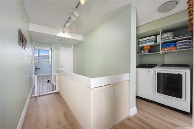 Rarely available high-floor split-level townhouse style living - photo 16