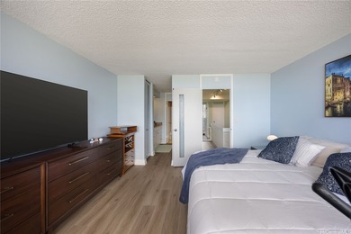 Rarely available high-floor split-level townhouse style living - photo 19