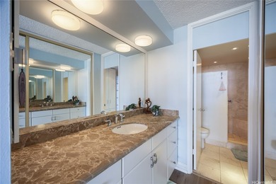 Rarely available high-floor split-level townhouse style living - photo 20