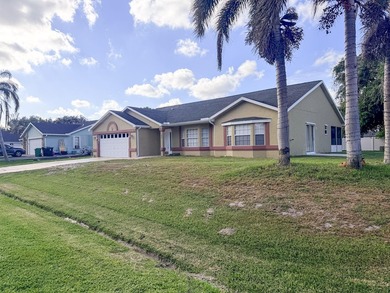 Beautiful and spacious 3 bedroom, 2 bath home with a 2 car - photo 1