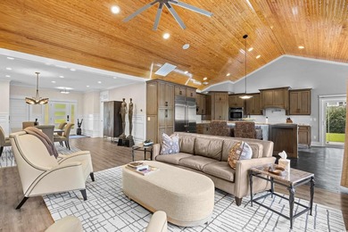 Stunning, custom-built home located on a double lot in a small - photo 12
