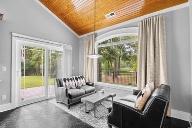 Stunning, custom-built home located on a double lot in a small - photo 19