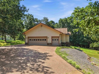 Enjoy the perfect blend of golf, lake and resort-style living in - photo 4