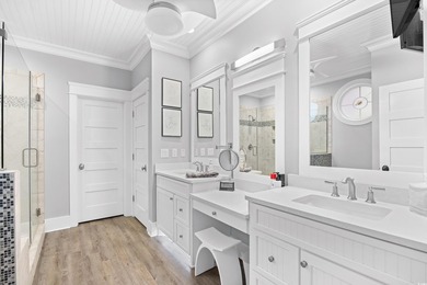 Stunning, custom-built home located on a double lot in a small - photo 25