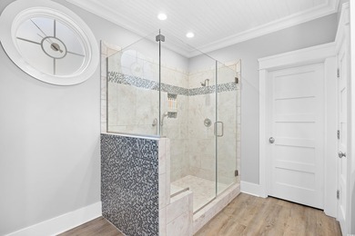 Stunning, custom-built home located on a double lot in a small - photo 26