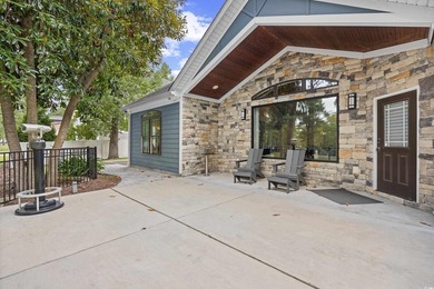 Stunning, custom-built home located on a double lot in a small - photo 31