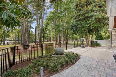 Stunning, custom-built home located on a double lot in a small - photo 36
