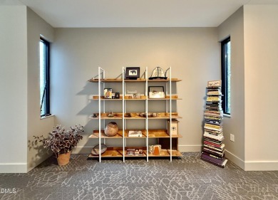 Lovely 1-bedroom condo in Bull City Commons Condominiums. Walk