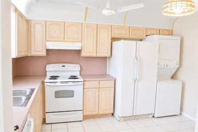 Welcome to this desirable 55+ community End-unit villa in the - photo 7