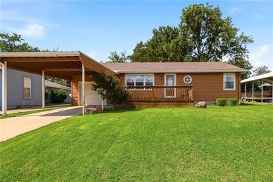Welcome home to this charming 2-bedroom, 1-bath home in the - photo 2
