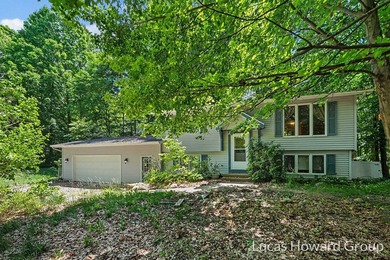 Tucked away on a private shared drive, this lovely 3-bed 2-bath - photo 1