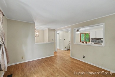 Tucked away on a private shared drive, this lovely 3-bed 2-bath - photo 3