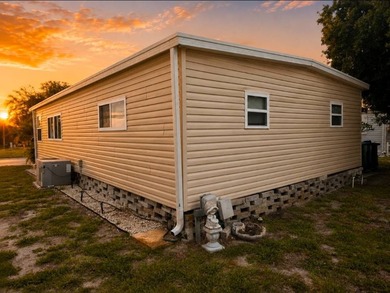 Welcome to this BEAUTIFULLY UPDATED, MOVE-IN READY 2-bedroom - photo 11