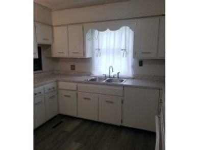 PRICE REDUCED. This great 4 bedroom, 2 bathroom single family - photo 4