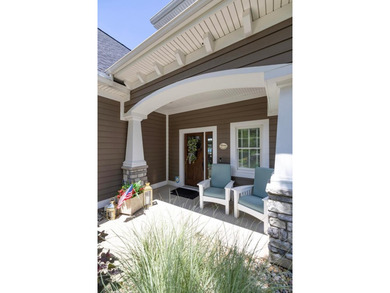 Immaculate, 5 BD 3.5 BA 3,022-sq-ft like-new contemporary in - photo 8