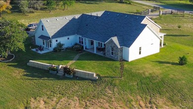 Welcome to this exceptional single-level custom home, completed - photo 8