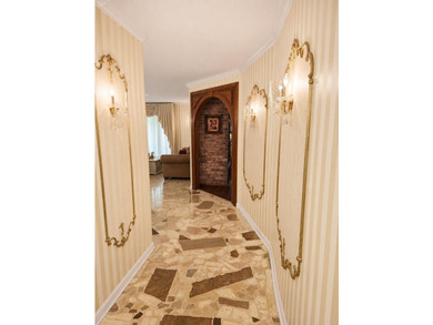Welcome to luxury living at its finest. This stunning 5-bedroom - photo 8
