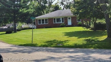 Lake Home Sale Pending in Waterford, Michigan