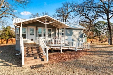 Well-maintained 2-bedroom, 1.5-bath tiny home situated on 1.39 - photo 2