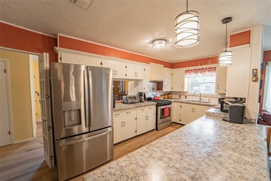 2,256 sq ft home in a desirable neighborhood featuring 3 - photo 7