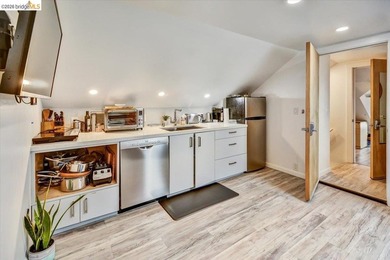 This occupied duplex is in a great location near Lake Merritt is - photo 48