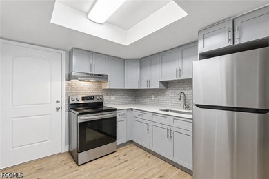 Excellent investment opportunity! This income-producing duplex - photo 1
